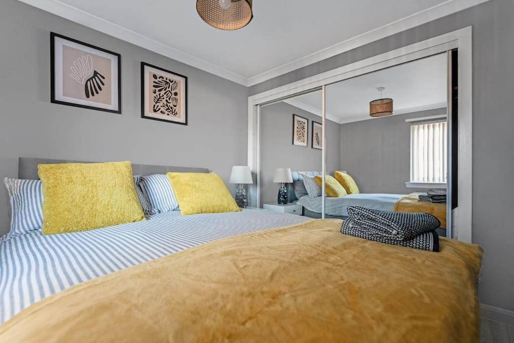 Stylish 2-bed House Private Driveway Apartment Glasgow