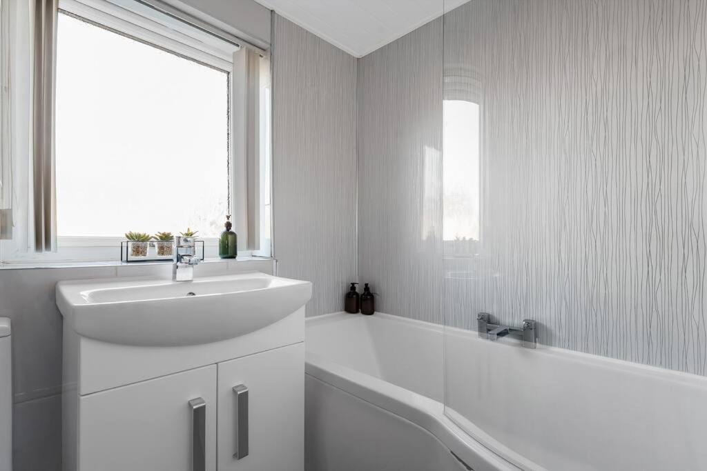 Stylish 2-bed House Private Driveway Apartment Glasgow