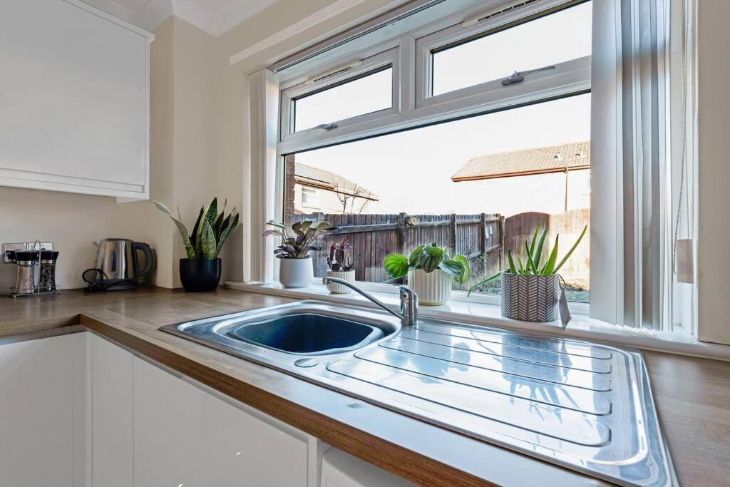Stylish 2-bed House Private Driveway Glasgow