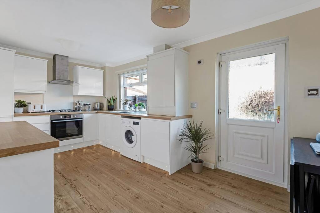 Stylish 2-bed House Private Driveway *