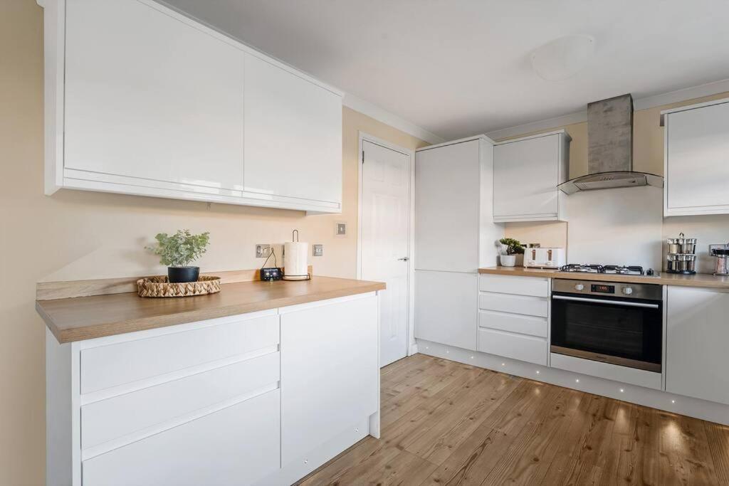 Stylish 2-bed House Private Driveway