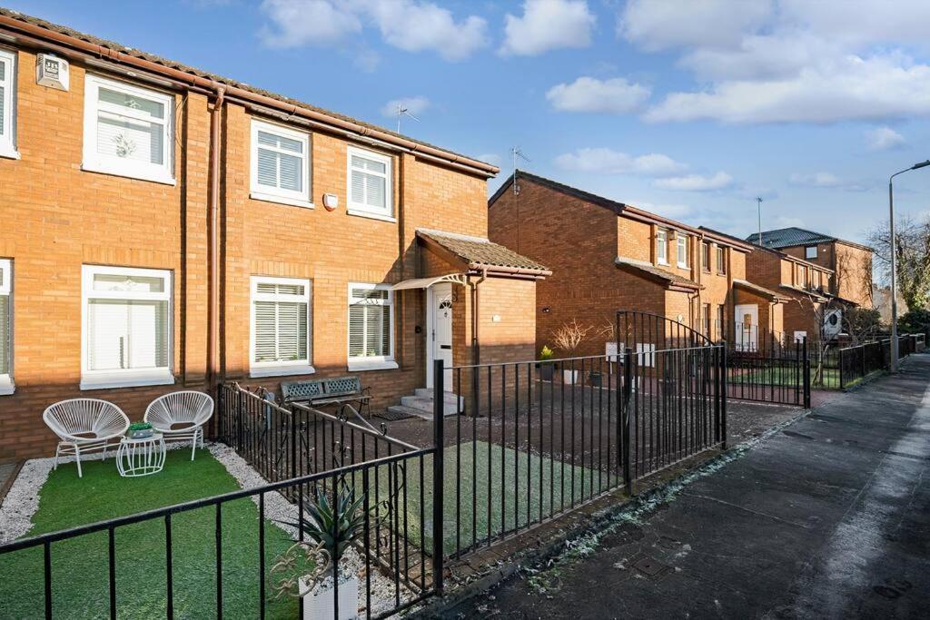 Apartment Stylish 2-bed House Private Driveway Glasgow