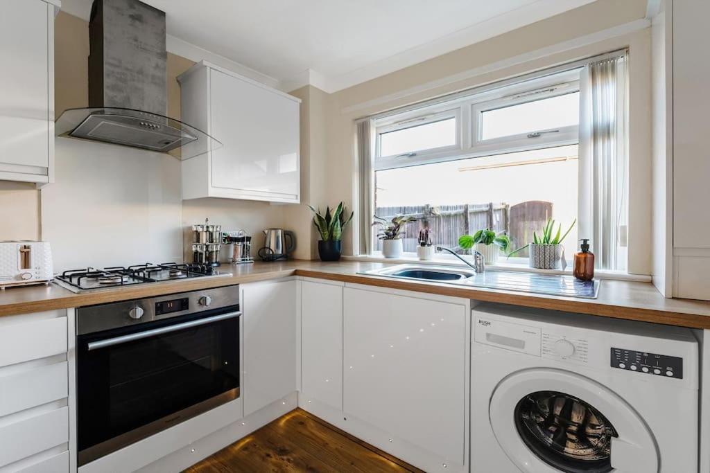 Stylish 2-bed House Private Driveway Glasgow
