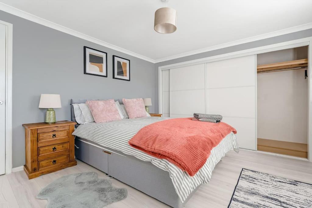 Stylish 2-bed House Private Driveway *