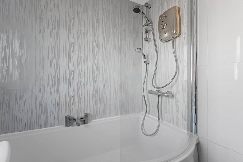 Stylish 2-bed House Private Driveway *