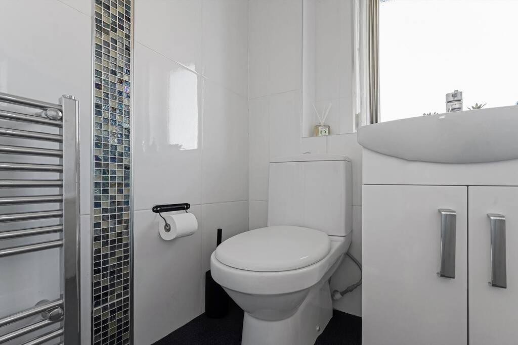 Stylish 2-bed House Private Driveway Apartment *