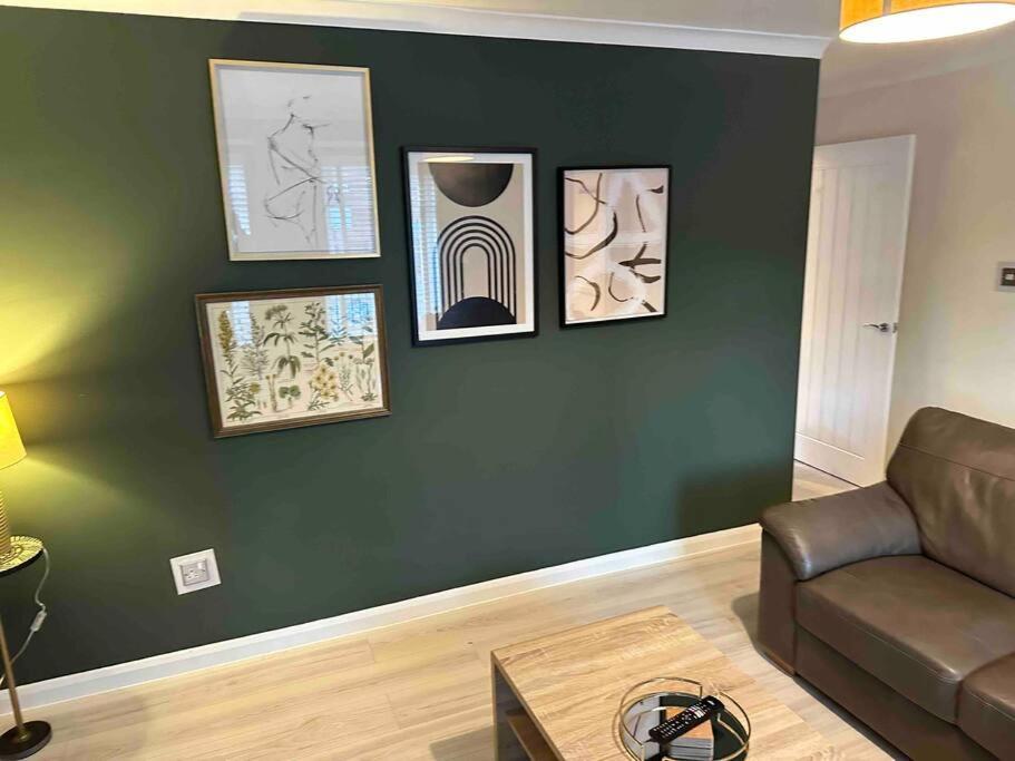 Stylish 2-bed House Private Driveway * Glasgow