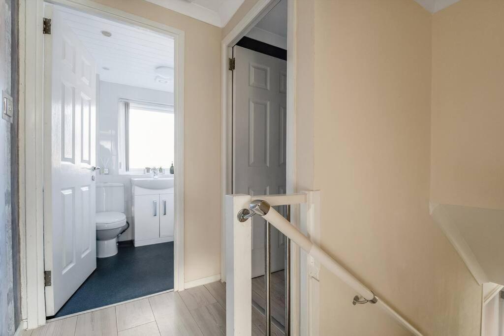 Stylish 2-bed House Private Driveway *