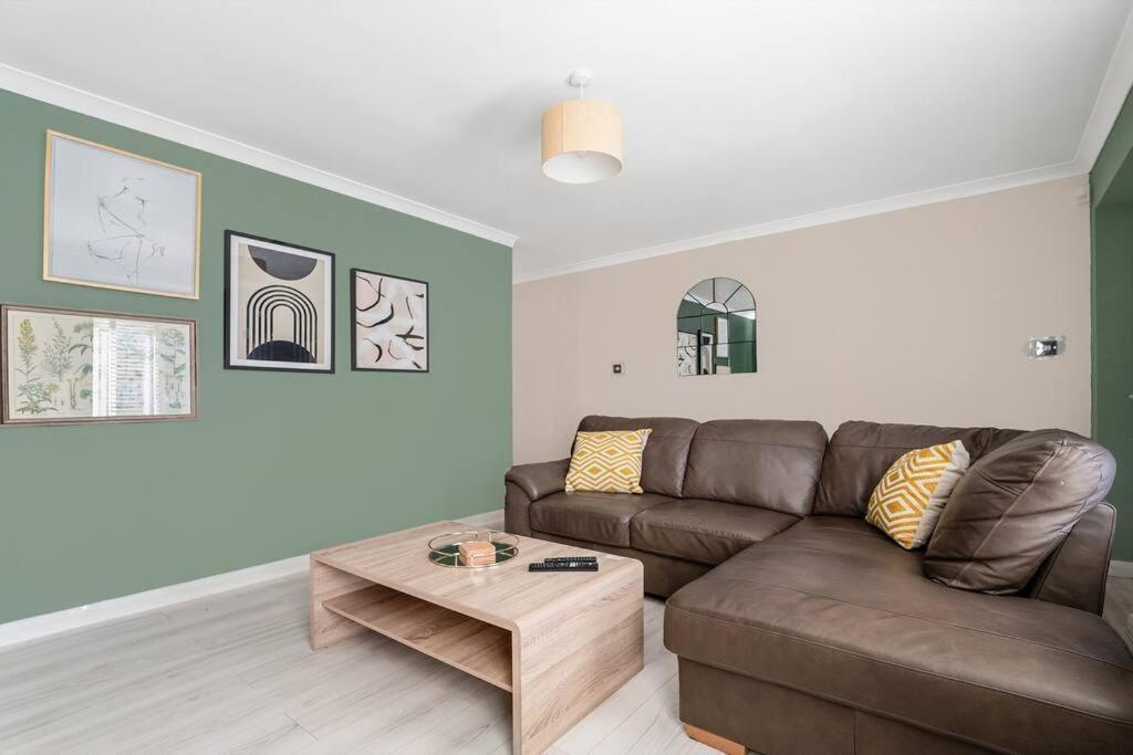 Stylish 2-bed House Private Driveway *