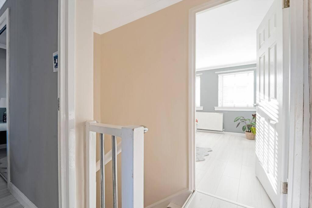 Stylish 2-bed House Private Driveway Apartment Glasgow
