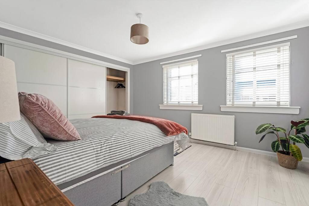 Stylish 2-bed House Private Driveway Apartment *