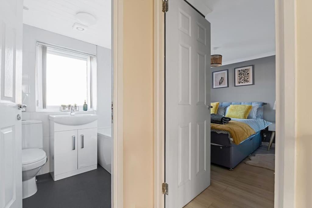 Stylish 2-bed House Private Driveway * Glasgow