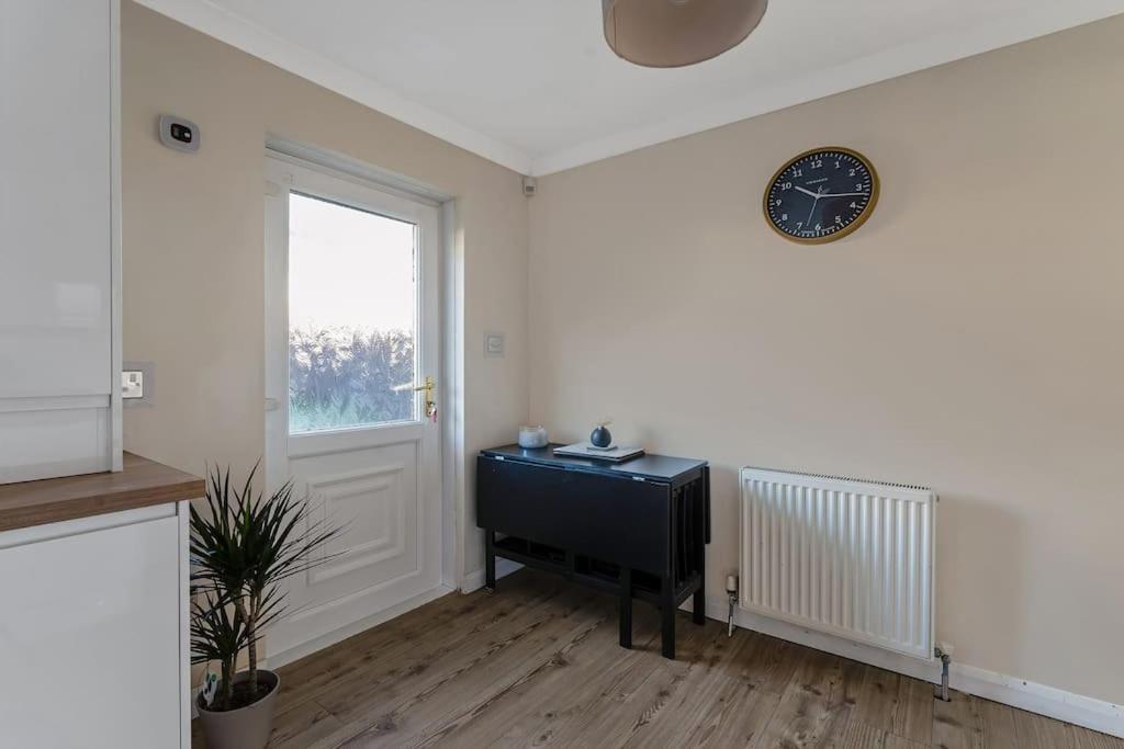 Stylish 2-bed House Private Driveway Apartment Glasgow