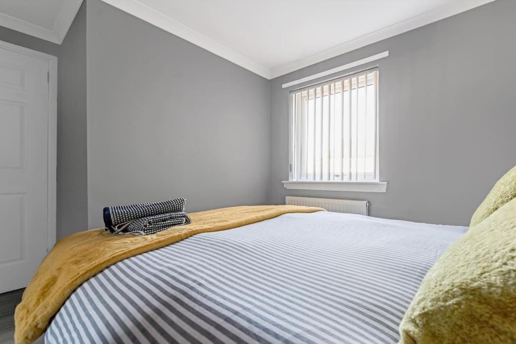 Stylish 2-bed House Private Driveway Apartment Glasgow