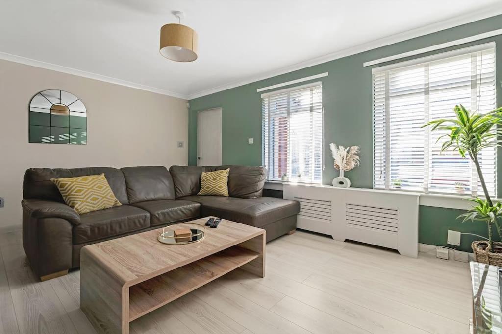 Apartment Stylish 2-bed House Private Driveway Glasgow